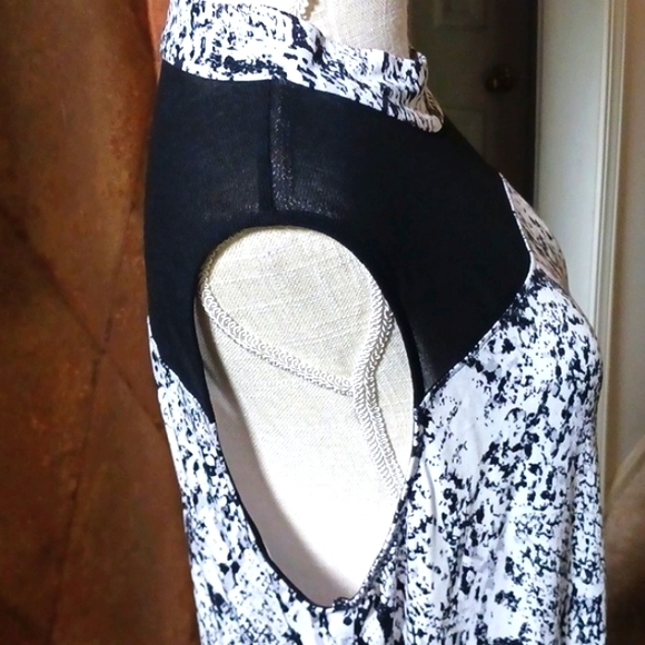 NEW Worthington Black Mesh Python Print Top - Picture 4 of 11